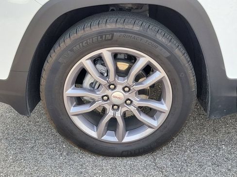 Used 2024 GMC Terrain SLT w/ Tech Package FWD image 4