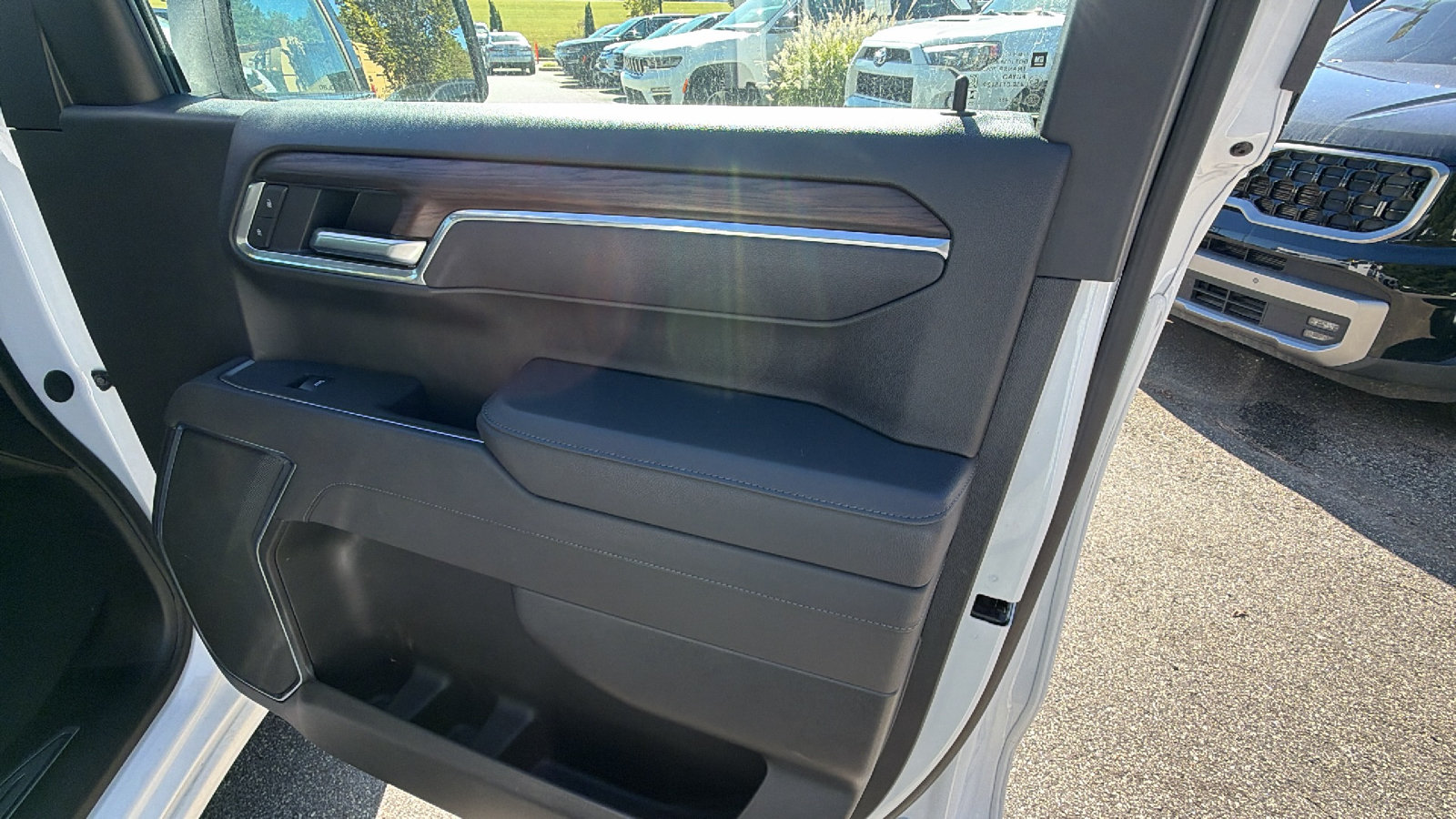 Used 2025 GMC Sierra 1500 SLT AWD/4WD image 18