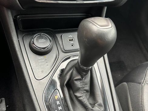 Used 2019 Jeep Cherokee Limited AWD/4WD image 21