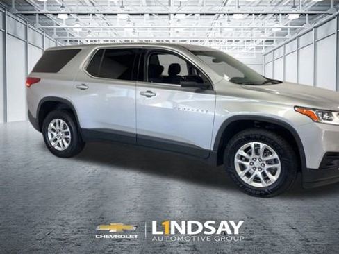 Used 2021 Chevrolet Traverse LS image 3