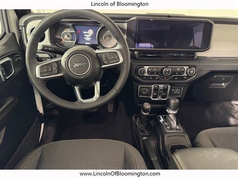 Used 2025 Jeep Wrangler Unlimited Sahara AWD/4WD image 16