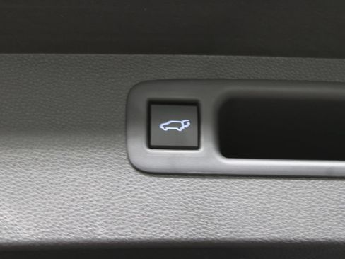 Used 2021 Toyota Highlander XLE AWD/4WD image 40