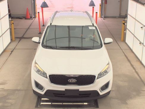Used 2017 Kia Sorento LX w/ LX V6 Convenience Package image 4
