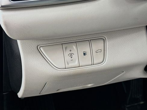 Used 2025 Genesis G70 2.5T image 17