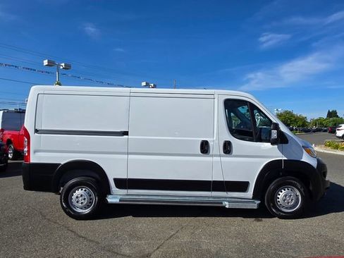 Used 2025 RAM ProMaster 2500 w/ U-Haul Equipment Group FWD image 7