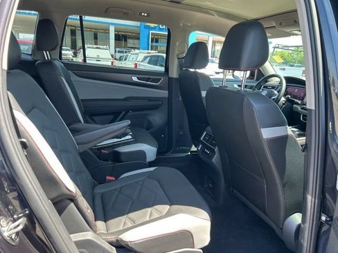 Used 2025 Volkswagen Atlas Peak Edition SE AWD/4WD image 32