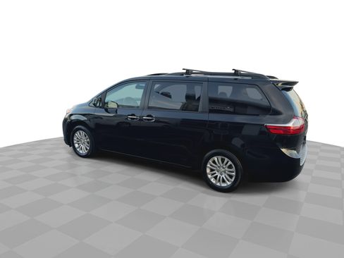 Used 2017 Toyota Sienna XLE image 6
