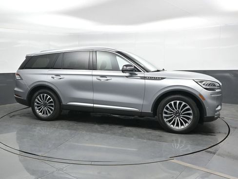 Used 2021 Lincoln Aviator Reserve w/ Elements Package Plus AWD/4WD image 3