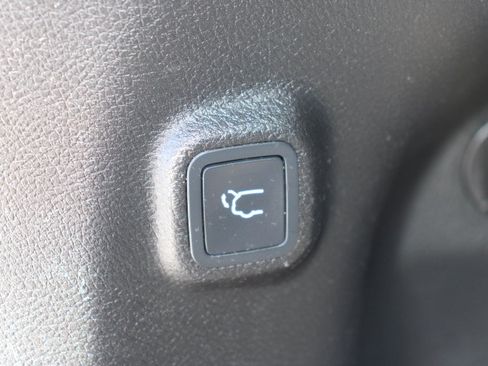 Used 2019 Jeep Cherokee Latitude Plus AWD/4WD image 17