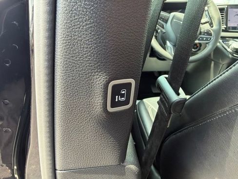 Used 2025 Chrysler Pacifica Select FWD image 33