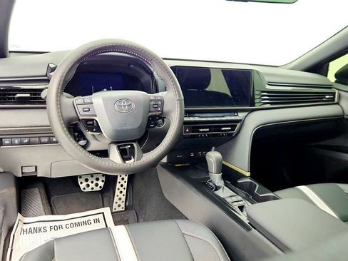 Used 2025 Toyota Camry SE image 13