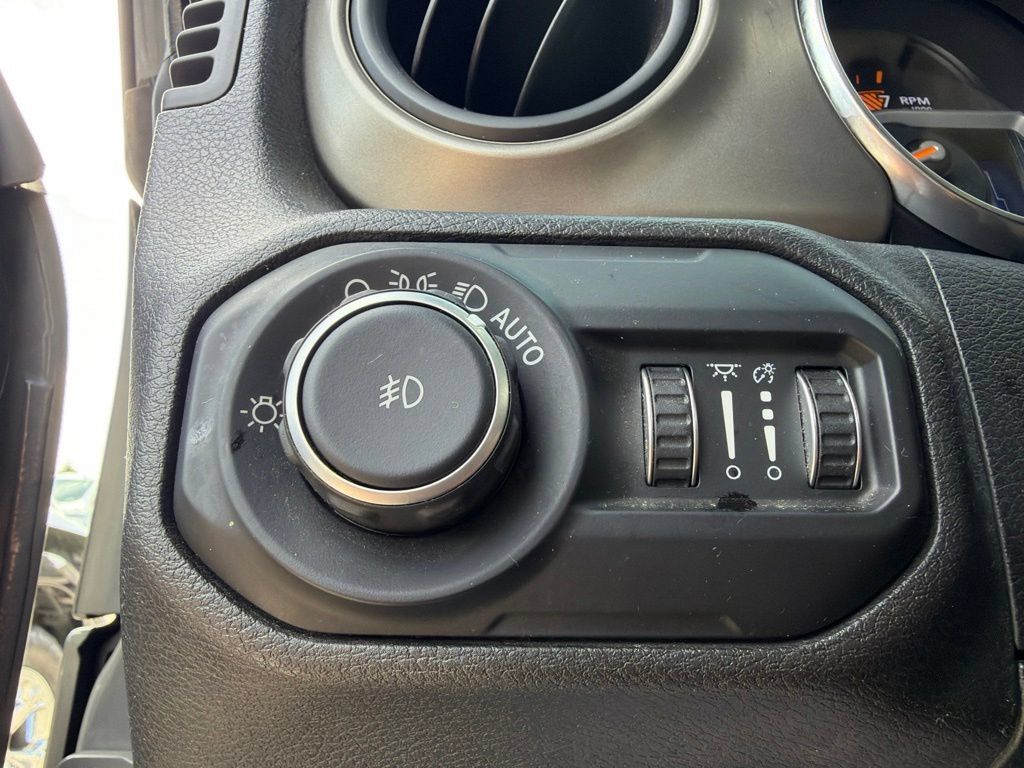 Used 2018 Jeep Wrangler Unlimited Sport S AWD/4WD image 10