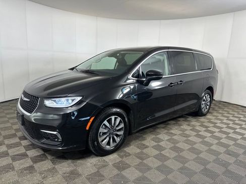 Used 2023 Chrysler Pacifica Touring-L image 7