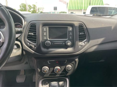 Used 2018 Jeep Compass Latitude FWD image 16