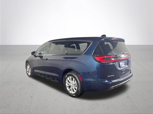 Certified 2025 Chrysler Pacifica Select AWD/4WD image 9