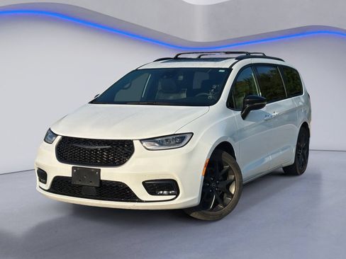 Used 2025 Chrysler Pacifica Limited FWD image 2