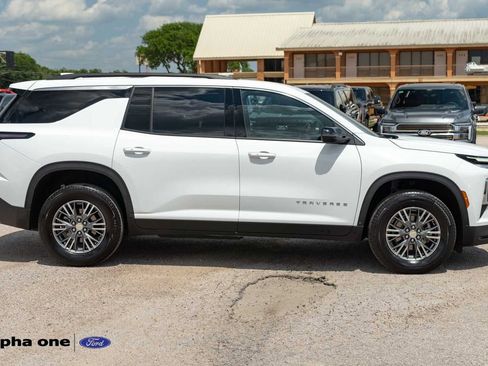Used 2025 Chevrolet Traverse LT AWD/4WD image 4