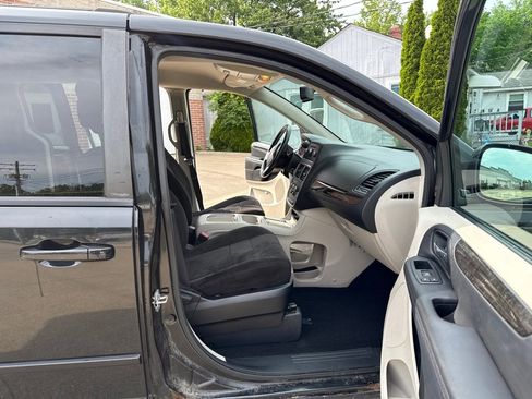 Used 2013 Dodge Grand Caravan SXT w/ UConnect Hands-Free Group FWD image 10