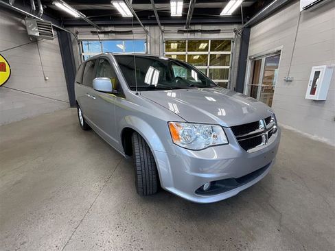 Used 2019 Dodge Grand Caravan SXT image 7