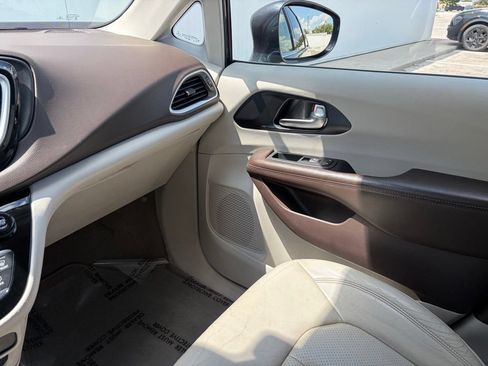 Used 2020 Chrysler Pacifica Touring-L Plus FWD image 45
