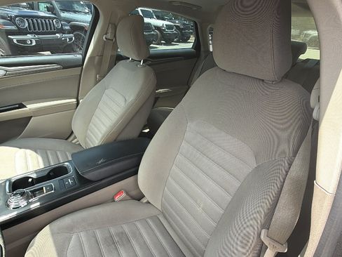 Used 2017 Ford Fusion SE FWD image 19