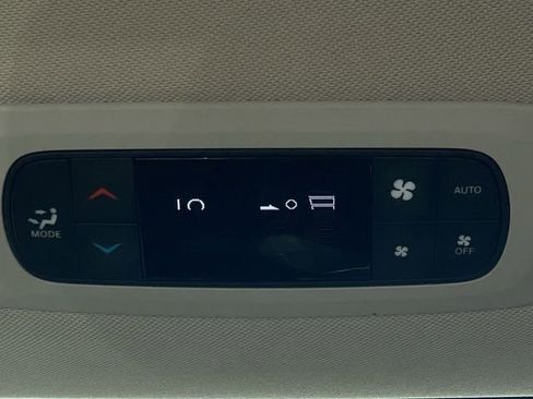 Used 2023 Chrysler Pacifica Touring-L image 36