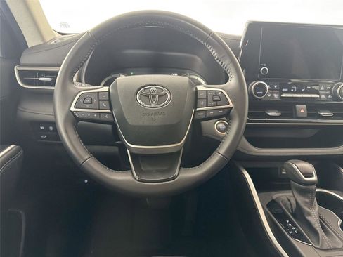 Certified 2024 Toyota Highlander LE image 30