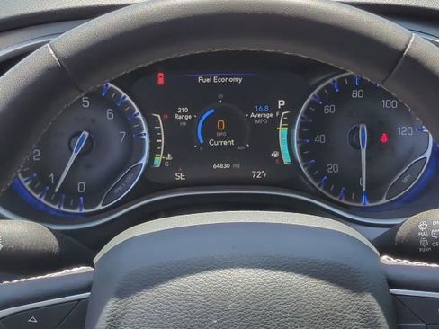 Used 2024 Chrysler Pacifica Touring-L FWD image 9
