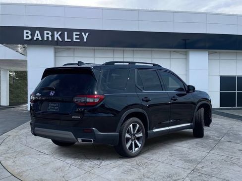 Used 2025 Honda Pilot Touring image 3