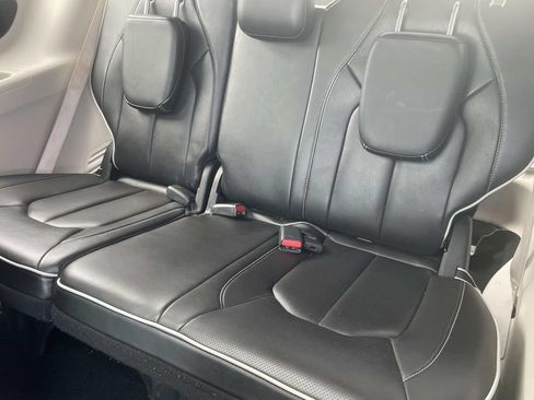 Used 2023 Chrysler Pacifica Limited FWD image 10