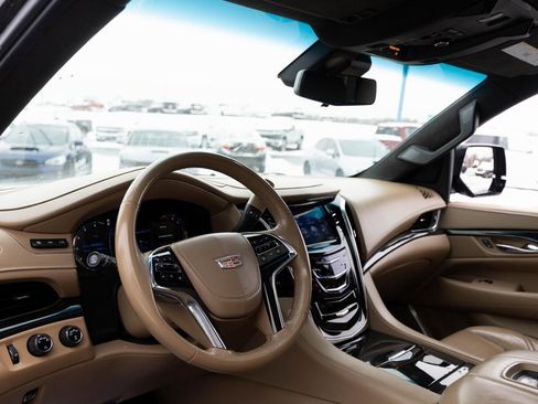 Used 2020 Cadillac Escalade ESV Platinum image 2