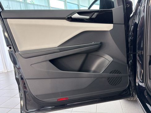Certified 2025 Volkswagen Taos S FWD image 14