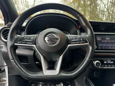 Used 2019 Nissan Kicks SR image 18