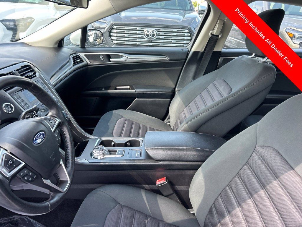 Used 2017 Ford Fusion SE FWD image 2