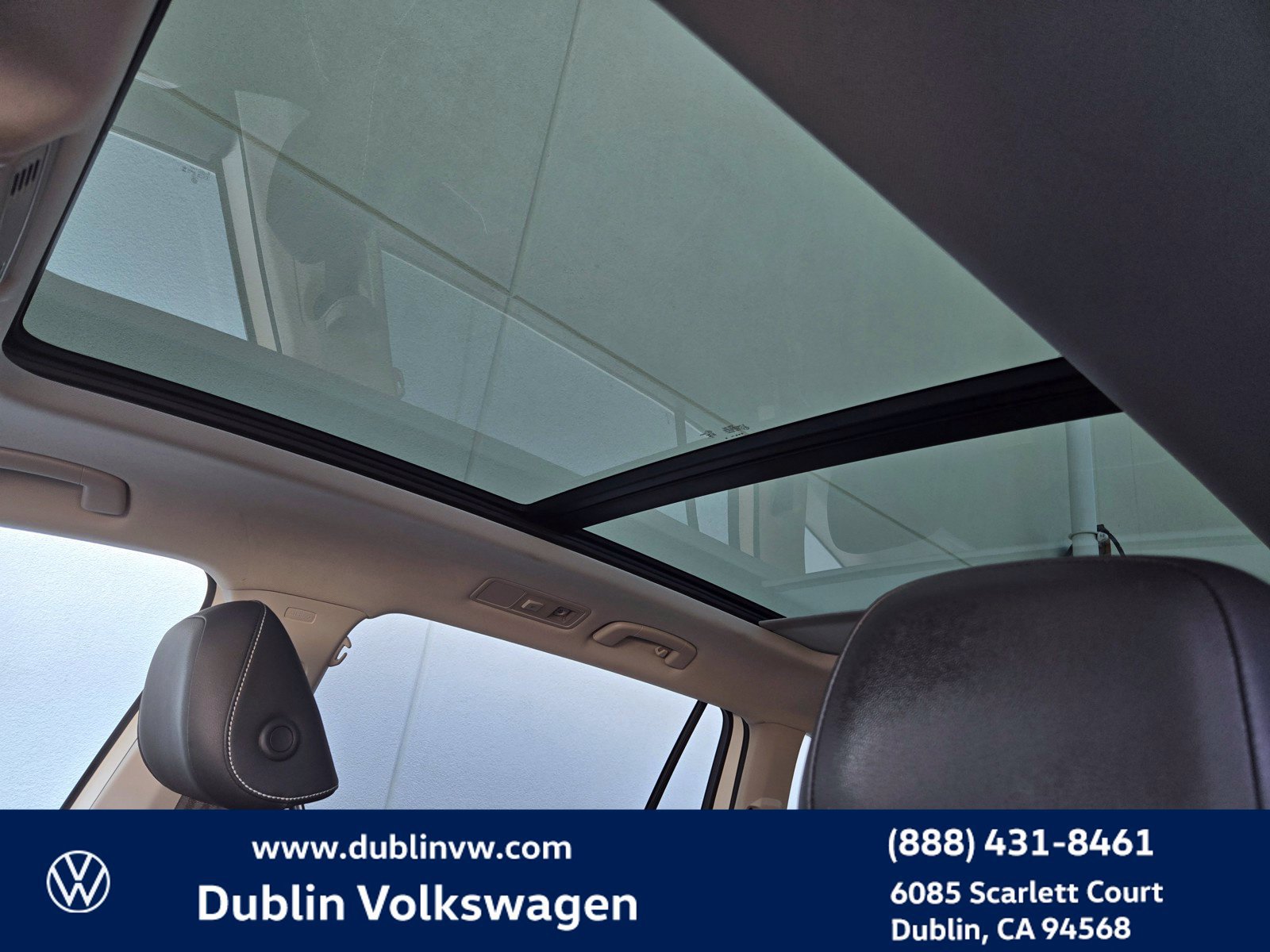 Certified 2024 Volkswagen Tiguan SE w/ Panoramic Sunroof Package AWD/4WD image 17
