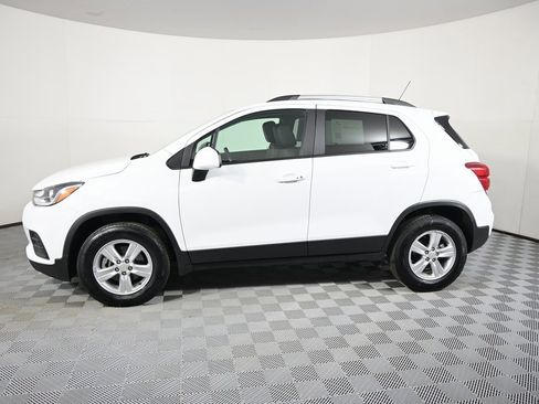 Used 2022 Chevrolet Trax LT w/ LT Convenience Package image 2