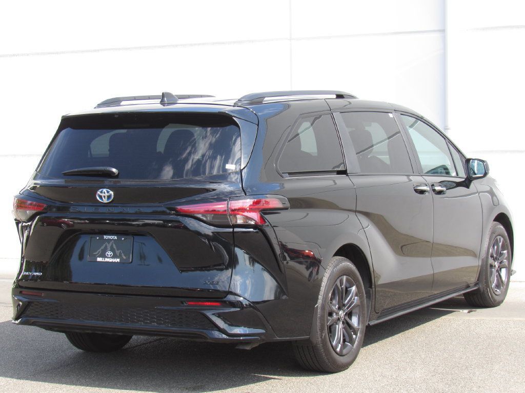 Used 2025 Toyota Sienna XSE AWD/4WD image 6