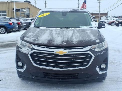 Used 2021 Chevrolet Traverse LT image 2