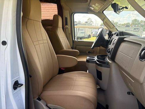 Used 2014 Ford E-450 and Econoline 450 Super Duty w/ Motorhome Prep Package RWD image 30