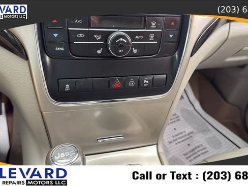 Used 2011 Jeep Grand Cherokee Laredo AWD/4WD image 16