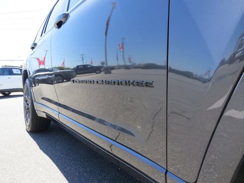 Used 2024 Jeep Grand Cherokee L Summit AWD/4WD image 11