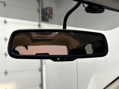 Used 2016 Chrysler Town & Country Touring FWD image 29