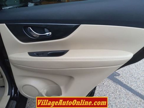 Used 2015 Nissan Rogue SL w/ SL Premium Package image 40