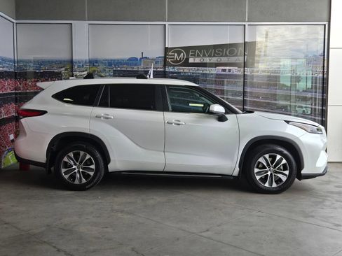 Used 2023 Toyota Highlander XLE AWD/4WD image 4