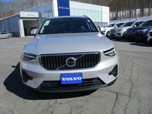 Used 2023 Volvo XC40 B5 Plus w/ Driver Assist Package image 2