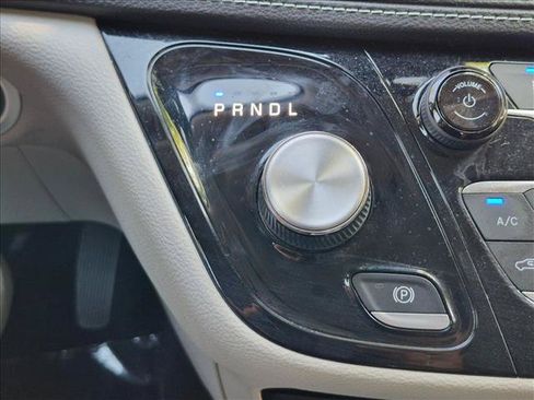 Used 2022 Chrysler Pacifica Touring-L FWD image 12