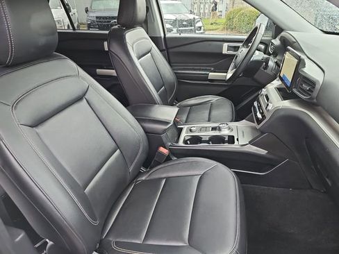 Used 2021 Ford Explorer XLT w/ Equipment Group 202A image 12