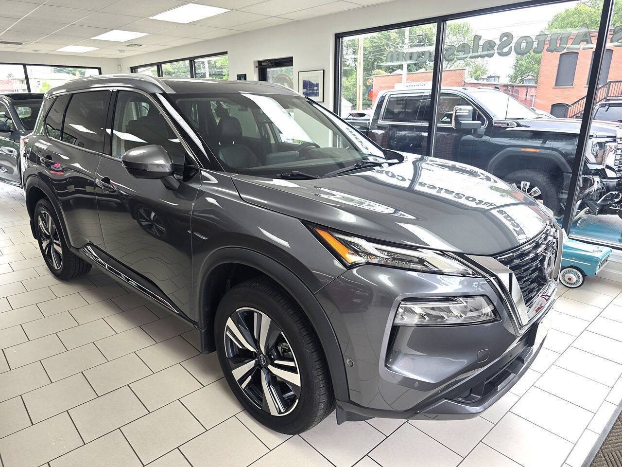 Used 2023 Nissan Rogue SL w/ SL Premium Package AWD/4WD image 3