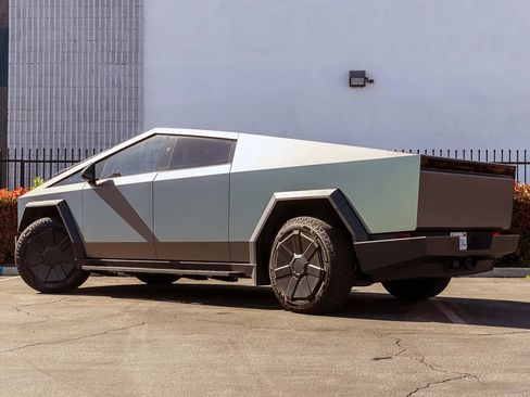 Used 2024 Tesla Cybertruck AWD Crew Cab image 10