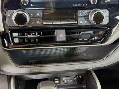 Used 2022 Toyota Highlander XLE AWD/4WD image 17